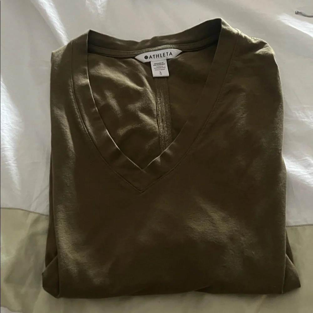 Athleta women’s Large V-Neck active top in Olive Green - Picture 1 of 2
